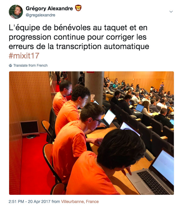 Les bénévoles en train de retranscrire